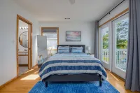 Walk to Manteo Waterfront • 3Br Retreat • Outdoor Shower + Spacious Decks - 3-Sterne