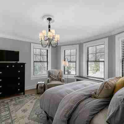 Spacious In-Town Saratoga 5 Bedroom Modern Farmhouse Rooms