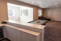 Upgraded Cozy, Spacious Family Friendly Home - 4성급