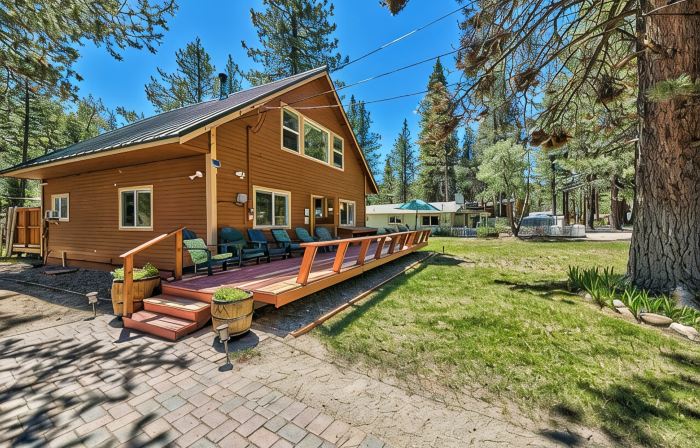 Hot Tub, Riverfront Chalet Family & Dog Friendly on Acre Near 3 Ski Areas, Sled