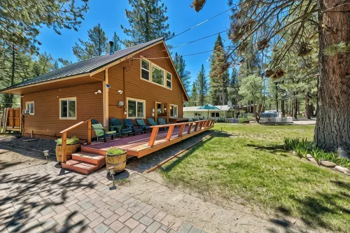 Hot Tub, Riverfront Chalet Family & Dog Friendly on Acre Near 3 Ski Areas, Sled - Wifi