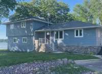 Beautiful walkout lakefront property - Location, Location, Location!!! - 2 étoiles