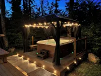Luxury Tremblant Chalet • Hot Tub • Fireplace • Firepit • BBQ • 7 Min to Ski -  Ferienhäuser
