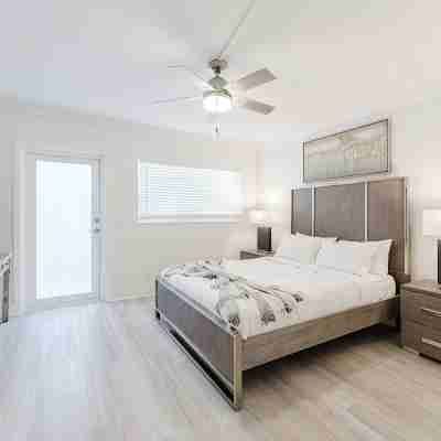 Waterfront Retreat—Views, Pool, Hot Tub, Gym Walk to Beach & Boca Resort! Rooms
