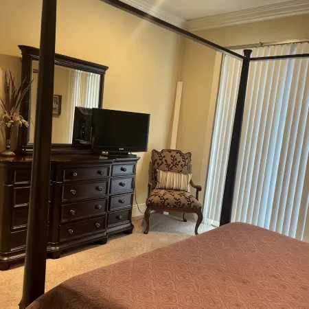 3 beds 3 baths and amazing views of Jordan Hare!!