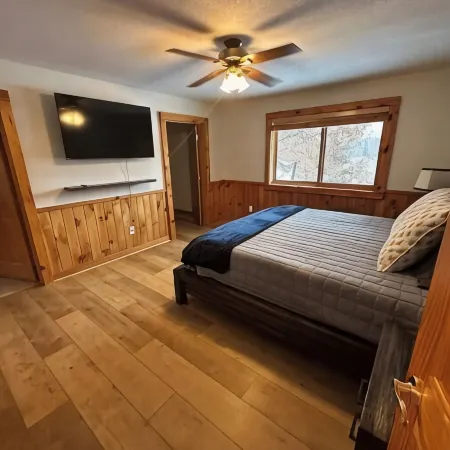Cozy 3-bedroom cabin in charming Crosslake with WiFi and AC