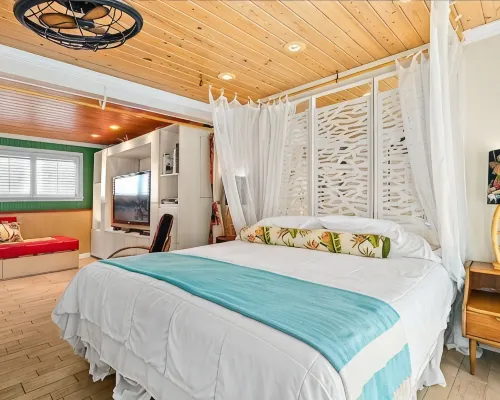 Romantic Couples Beach Getaway ,with private beach, hammocks and umbrellas فنادق في فلاغلر بيتش