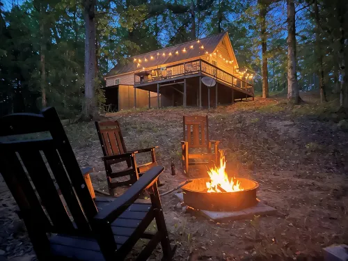 Sweet Retreat Cabin on 2acres of woods, 2miles from Lake Martin, pet friendly - Hytter