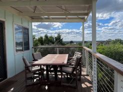 Cosy retro weekender with far-reaching views