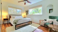 Rainforest Retreat w/Outdoor Fireplace & Hot Tub - Boutique