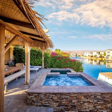 🏝️Chic villa on the lake! 3 bed 3 bath, Golf, bbq & fun in the sun 🌵🏝️🍦👙
