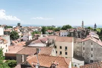 VILLA GALLA Big house on the best location of old town Split,420m2 hotel comfort - วิลล่า