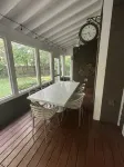 Modern Lakeshore Home! 2 minute drive to the beach! Community pool 3 houses away - Homestays
