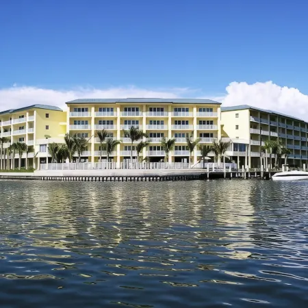 Amazing Waterfront Condo - 2 bedroom 2 bath - Large Balcony   Comfortable Condo