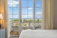 Now Booking for Summer 2026! Stunning Panoramic Lake Views in Downtown Petoskey! - Boutique