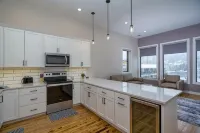 Luxury Stay DT Houghton, 2 Bed, 1 Bath Suite B - Wifi