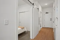 Luxury Living in OTR: 1-BR Oasis With Free Parking+Pool+Gym - Balkoner