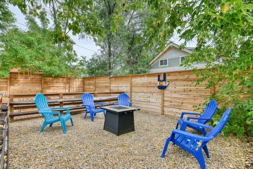 Pet-Friendly Downtown Escape: Fully Fenced Yard, Fire Pit, BBQ & Nintendo Switch - 民宿