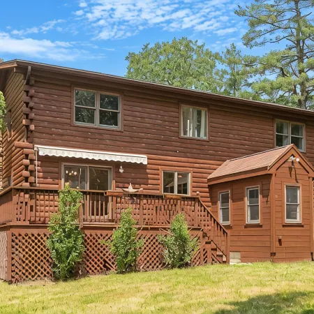 Our pondside cabin - a charming retreat with modern amenities near Wachusett Mtn