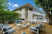 Minimalist Haven Naples • Walk to Beach & 5th Ave - Condos