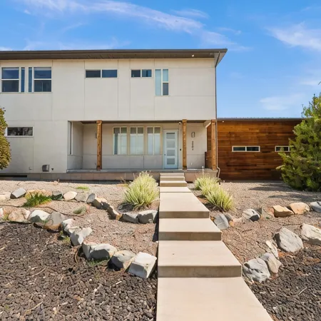 Modern House, Fully Fenced, Private Balcony, Fire Pit, Close to Ski Resorts