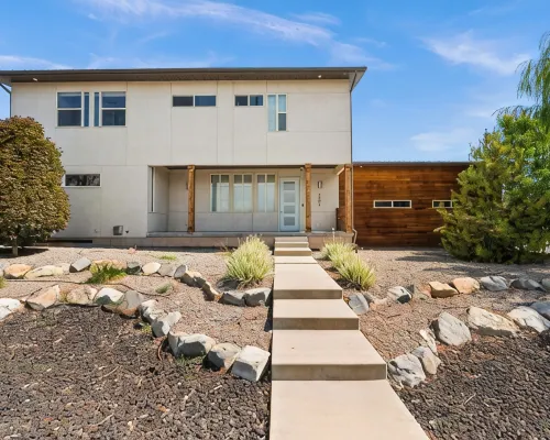 Modern House, Fully Fenced, Private Balcony, Fire Pit, Close to Ski Resorts Hotels in Millcreek