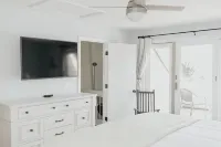 Sunset Villa Across the Street from Beach & Walk to Pool / Golf