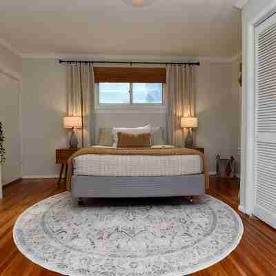 Walk Everywhere! Location Between Broadway and Racetrack Rooms