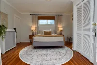 Walk Everywhere! Location Between Broadway and Racetrack - Apartments