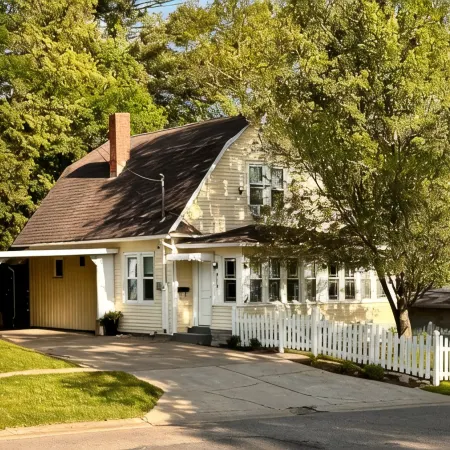 Charming Retreat, Cozy Fireplace, Private Porch, Minutes to Amish Country