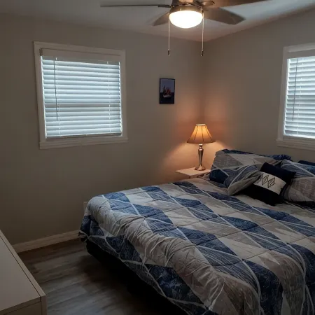 Cozy Canal Cottage waterfront, nature experience. 15 minutes to the beaches.