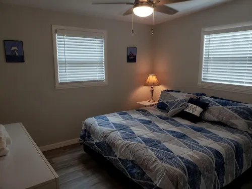 Cozy Canal Cottage waterfront, nature experience. 15 minutes to the beaches.