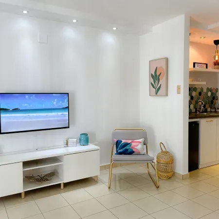 Pink Bliss Studio at Isla Verde w/pool and parking