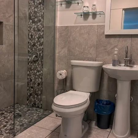 Remodeled Apartment-electric generator-8 min to beach