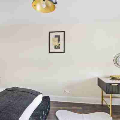 Peaceful, Homely, Pet Friendly with Private Parking - Holiday Apartment 13B Rooms