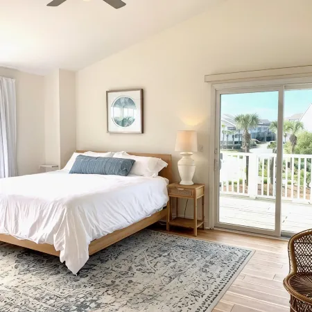 Comfy family friendly house, short stroll to the beach!