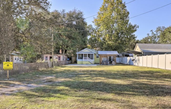 Off Duty Retreat ~ Sleeps 10,  Screen Porch, Plenty of Parking, Blackstone Grill