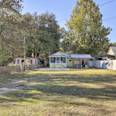 Off Duty Retreat ~ Sleeps 10,  Screen Porch, Plenty of Parking, Blackstone Grill