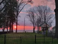 Charming 4-bedroom, 2-bath cottage, dog friendly, AC, WiFi, 1 block to beach Hotels in Colonial Beach