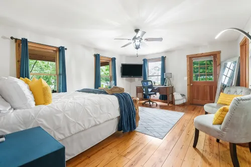 Hidden Gem: Upscale Area, EV Charger, Firepit, Near HWY65 and I44 - 3-Star
