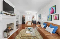 Elegant Colonial, Heart of Downtown - Bungalows