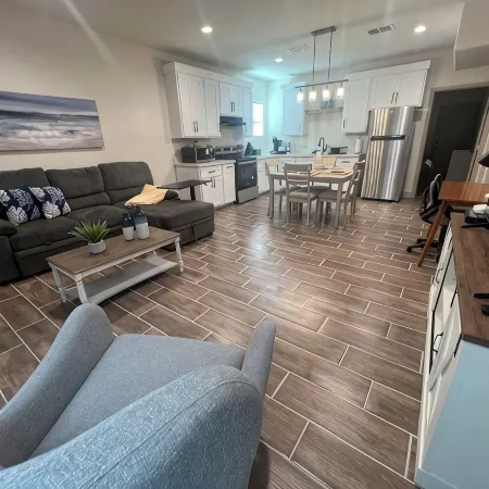 Charming 2-bedroom cottage in Laredo with high-speed WiFi, AC