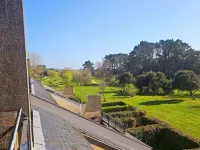 Apartment with beautiful view over a wooded park and a large terrace Отели в г. Арзон