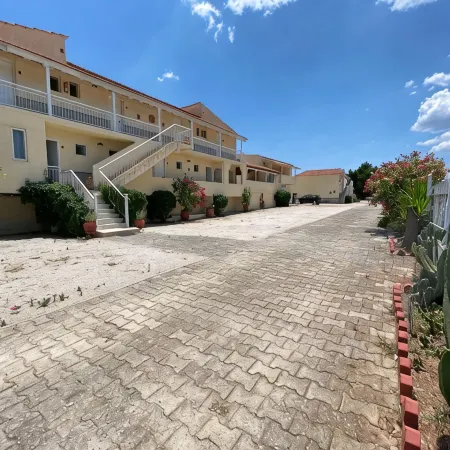 Leonidas Resort