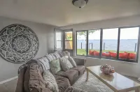 Steps from the water! Quiet, peaceful location. - Familien