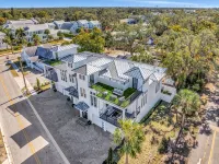 Coastal Retreat in Downtown Dunedin w/ Yard+Grill - 4-Sterne