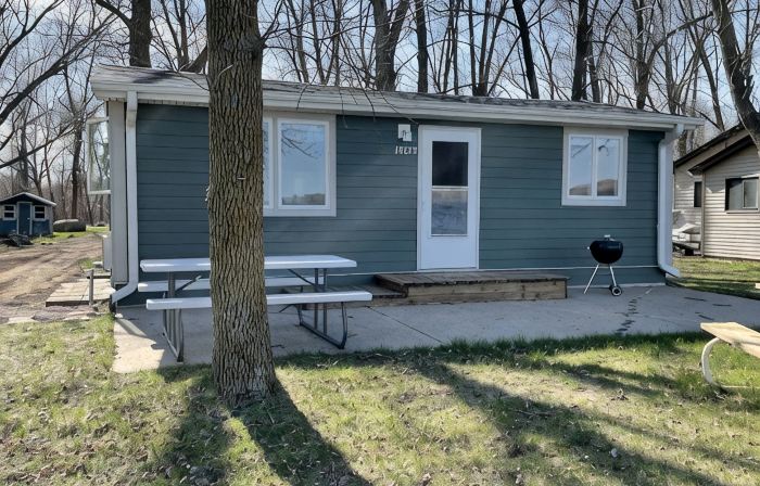 Romantic Lakeside Cabin, Newly Remodeled 1 Bedroom-Firepit and Stunning Sunrises