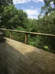 River cabin w access.  close to town. Hot tub! 35 foot deck - Feriehus