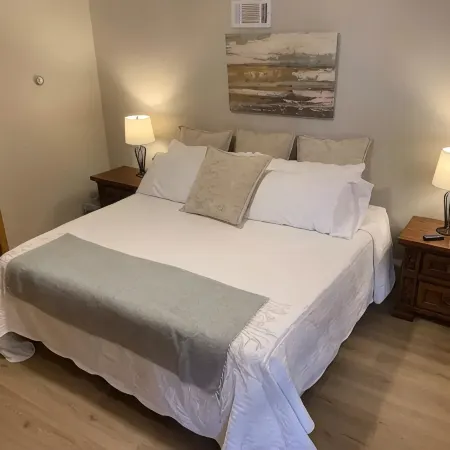 Clean, spacious, tastefully decorated 3 bedroom 2 bathroom Luxury Penthouse Apt Отели в г. Эсканаба