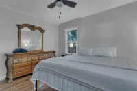 Cozy cottage on Creeper Trail -Fenced in backyard for dogs. Near Restaurants - Wi-Fi